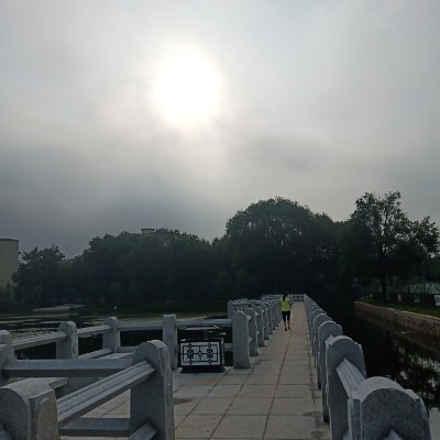 秦塘公园  沿着秦塘跑步一圈差不多一公里