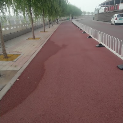 沿河跑道，温度适合，跑起来很舒服，淡淡的水草味。