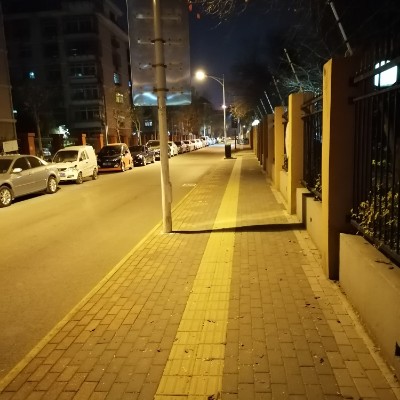 环绕先春园社区复兴中学和铃铛镐小学，人行道完整无遮挡，安静安全，适合竞走及慢跑锻炼