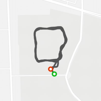 晚上灯光照明很好，徒步人很多，道路平坦